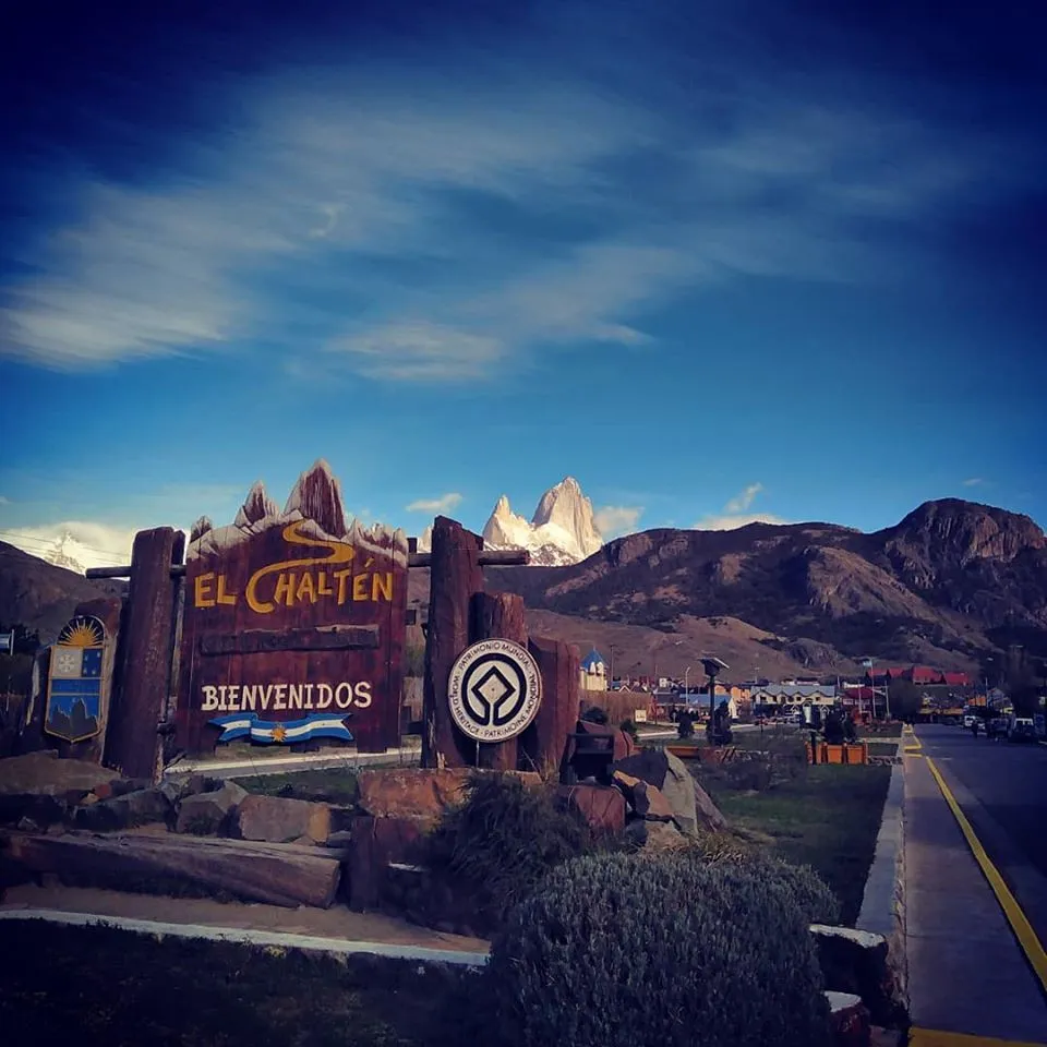 Cartel de bienvenida a El Chaltén con monte Fitz Roy de fondo