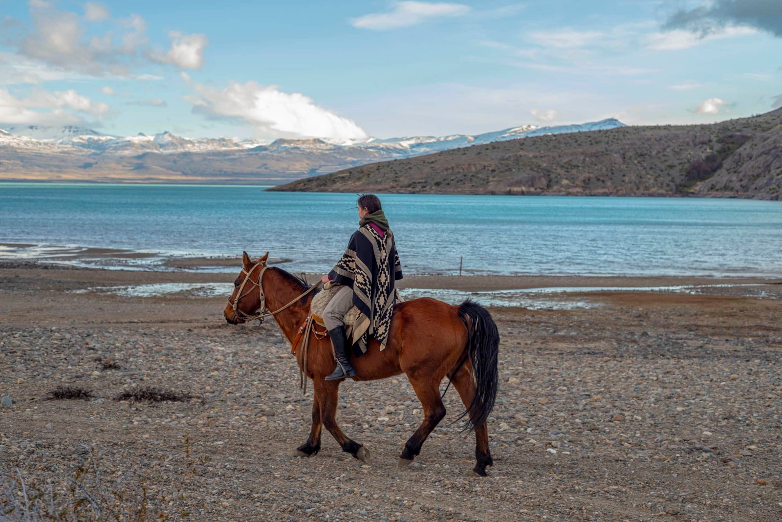 Cabalgata en las orillas del lago San Martín