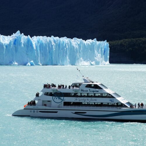 Imagen del catamarán María Turquesa con Glaciar Perito Moreno de fondo