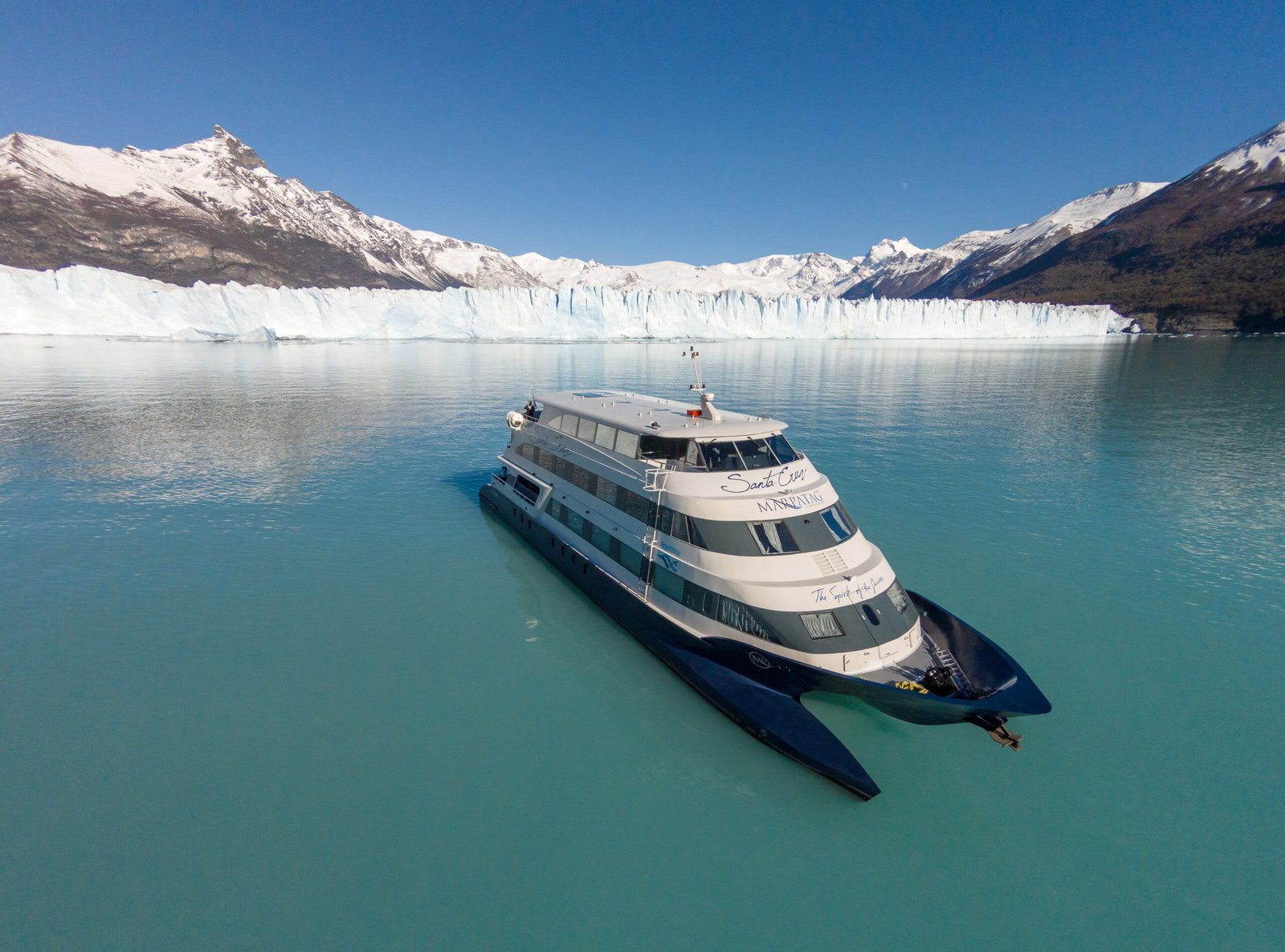 Imagen del catamarán Santa Cruz con Glaciar perito Moreno de fondo