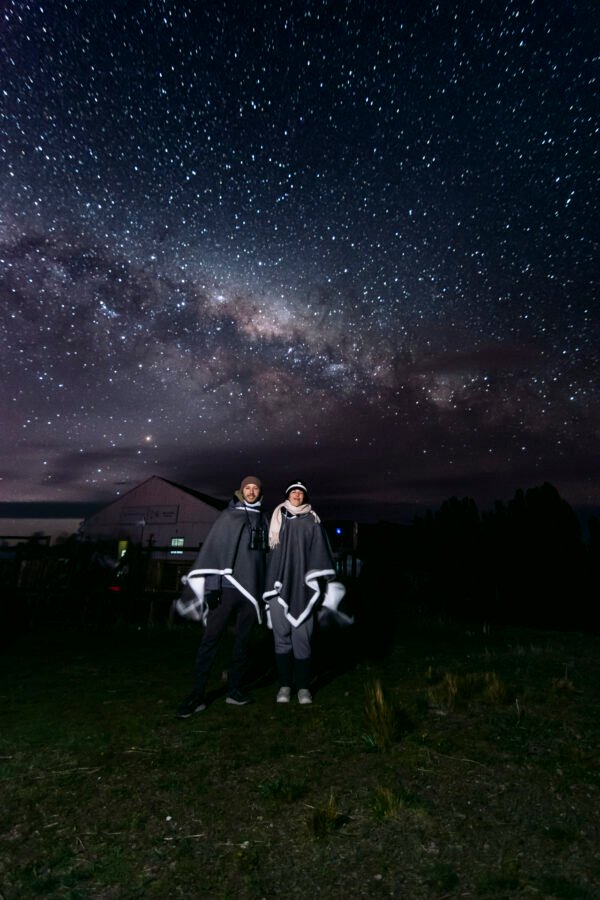 Imagen de dos personas con estrellas de fondo