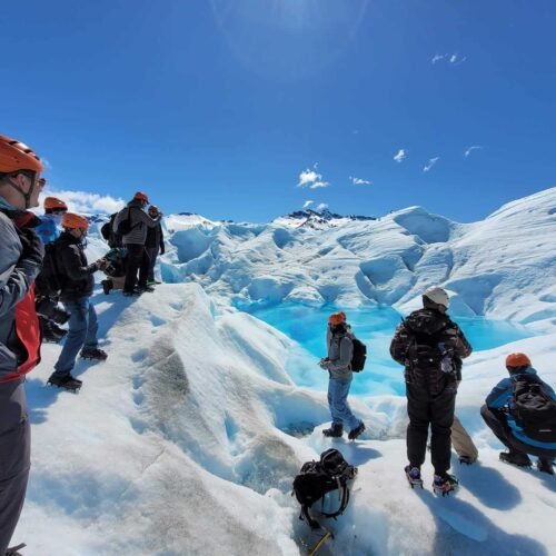 Imagen de pasajeros disfrutando la caminata por el Glaciar Perito Moreno 1