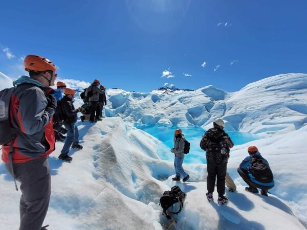 Imagen de pasajeros disfrutando la caminata por el Glaciar Perito Moreno 1