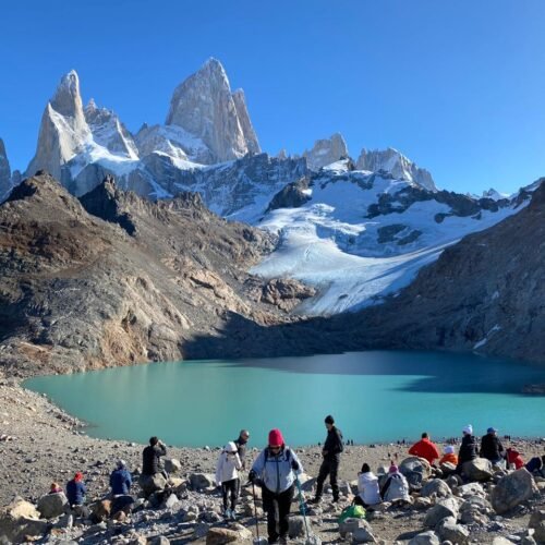 Grupo de senderistas con vista al monte fitz roy